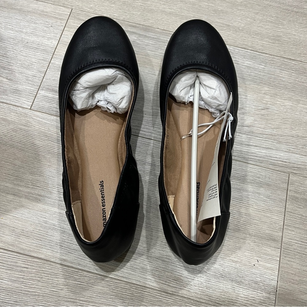Amazon Essentials Black Round-Toe Ballet Flats